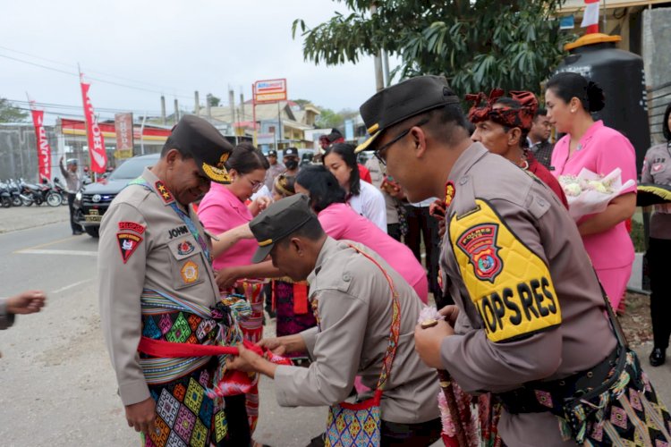 Pemakaian Pakaian Adat, Warnai Kunker Kapolda dan Ketua Bhayangkari Daerah NTT di Polres TTS
