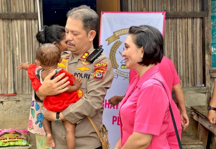 apolres Belu Bersama Ketua Bhayangkari Serahkan Bantuan Sosial untuk Balita Penderita Stunting