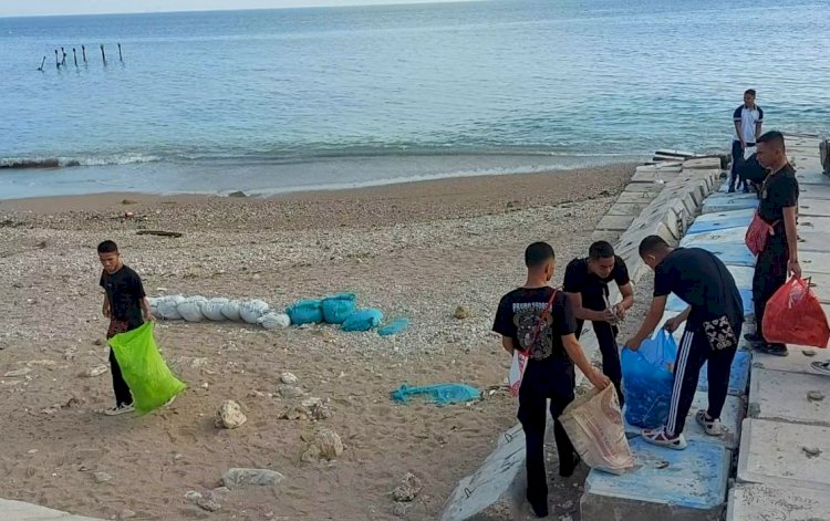 Masyarakat hingga Pelajar Apresiasi Polda NTT Atas Aksi Bersih-Bersih Sampah di Kawasan Pantai LLBK Kota Kupang