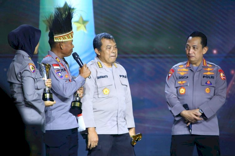 Hadiah Dari Kapolri Untuk Pemenang Hoegeng Award Kategori Polisi Berintegritas