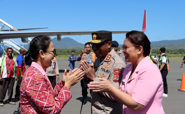 Kapolda Didampingi Ketua Bhayangkari Daerah NTT Menyambut Hangat Kedatangan Ketua Umum Bhayangkari di Kabupaten Sikka