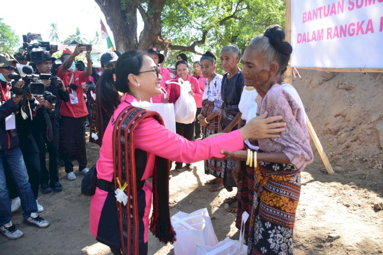 Ketua Umum Bhayangkari Berikan Bantuan Sumur Air Bersih Bagi Warga Desa Rorowairere Sikka