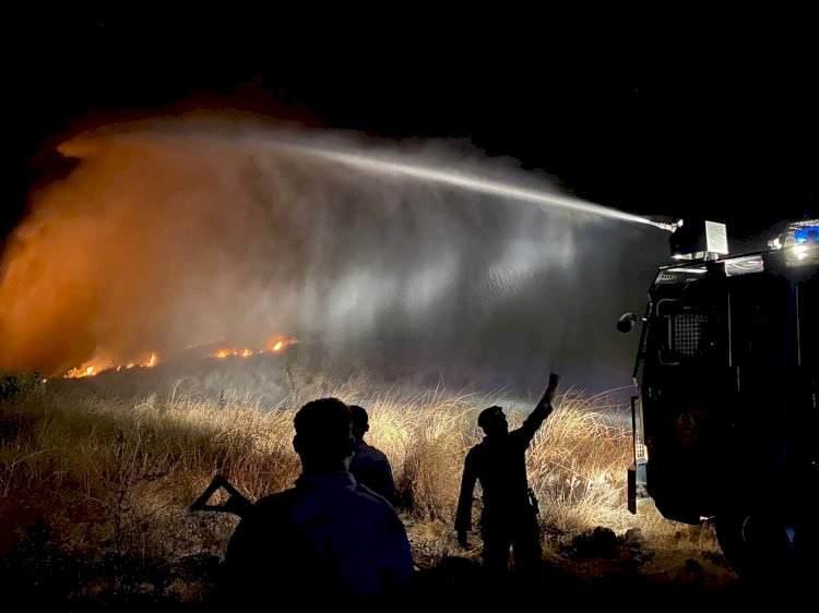 Respon Cepat Satuan Samapta Polres Sumba Timur Berhasil Padamkan Kebakaran Lahan