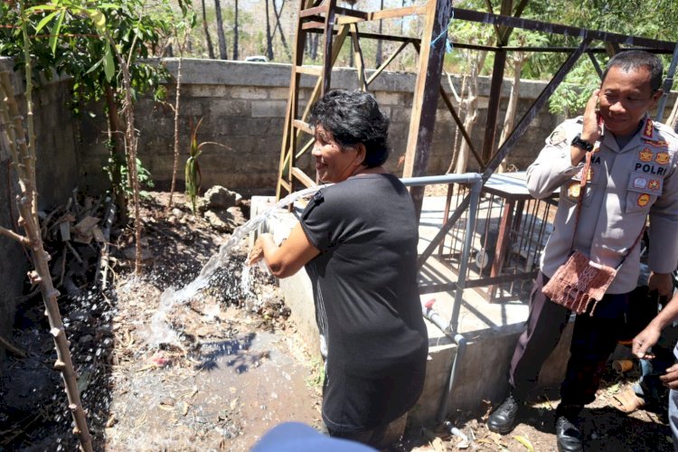Beri Pasokan Air Kepada 80 KK, Kapolresta Kupang Kota Resmikan Proyek Sumur Bor di Kelurahan Naimata