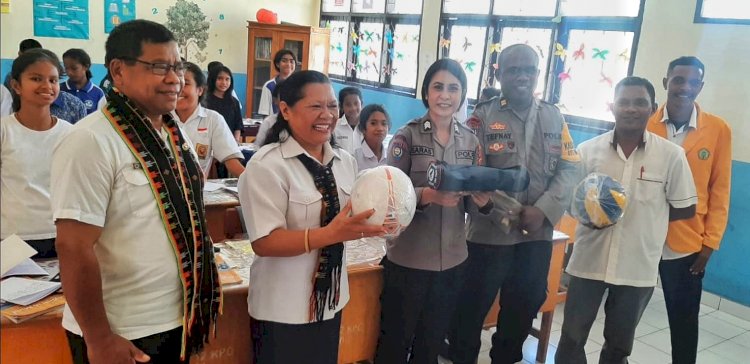Anggota Ditbinmas Polda NTT Sosialisasikan Program Prioritas Polri dan Berikan Peralatan Olahraga di SMP Negeri 12 Kupang