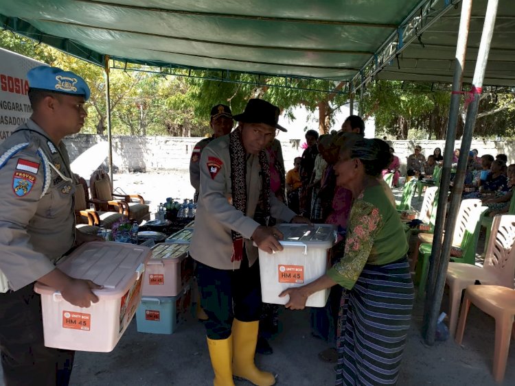 Kapolda dan Ketua Bhayangkari Daerah NTT Beri Sumbangan 100 Paket Bansos dan 2 Sumur Bor di Pulau Ndao