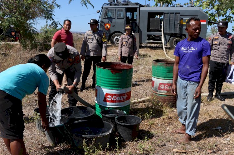 Polres Sumba Timur Berikan Bantuan Air Bersih di Tengah Musim Kemarau