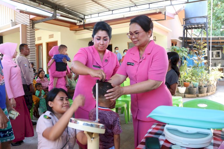 Bhayangkari Peduli, Ketua Bhayangkari Daerah NTT Berikan Bantuan Sosial kepada Puluhan Anak Stunting di Kota Kupang