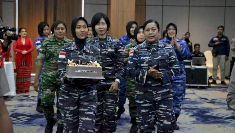 Wanita TNI Berikan Kejutan Spesial untuk Polwan Polda NTT dalam Perayaan HUT ke-75