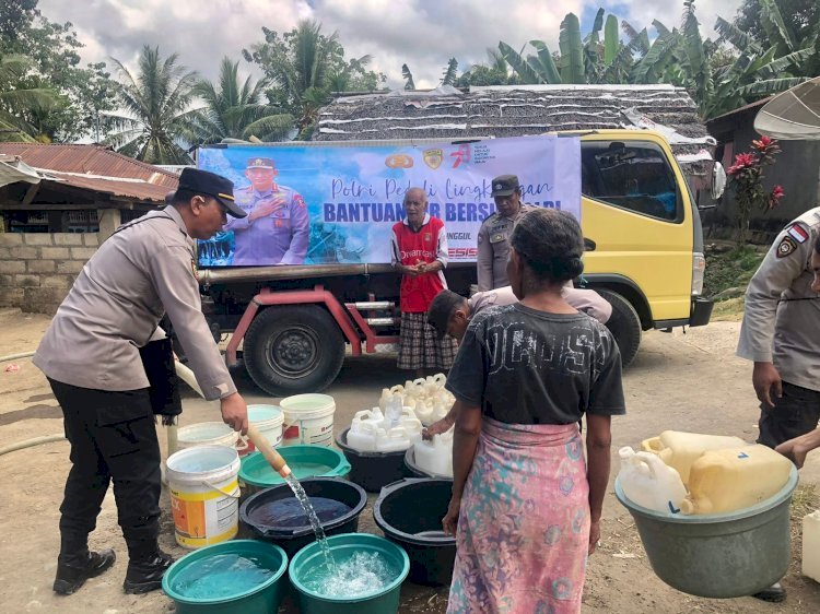 Polsek Ndona Sumbangkan 8.000 Liter Air Bersih untuk Warga Nuaraja Desa Manulondo