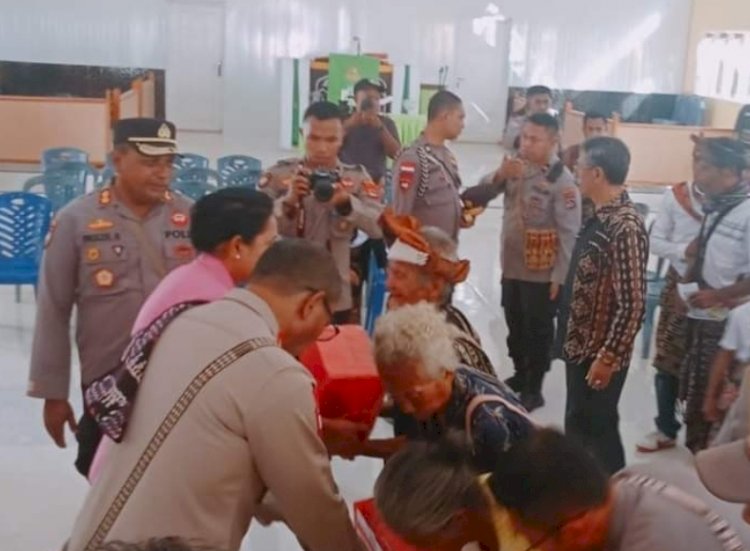 Kapolda dan Ketua Bhayangkari Daerah NTT Menyentuh Hati Masyarakat Lansia di Sabu Raijua