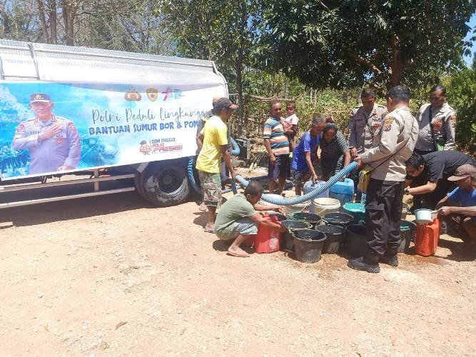 Polres TTS Salaurkan Air Bersih untuk Masyarakat di Tengah Musim Kemarau