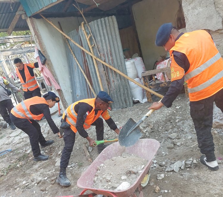 Satgas SAR Satbrimob Polda NTT Bantu Korban Gempa Bumi di Kota Kupang