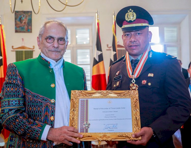 Anggota Polri Ipda Fridus Bere Terima Penghargaan Medali Kehormatan dari Presiden Timor Leste