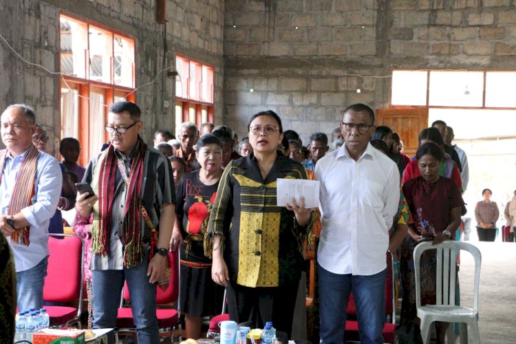 Kapolda NTT dan Ketua Bhayangkari Daerah Ikut Beribadah di Gereja Imanuel Noetoko, Desa Falas serta Beri Pesan Kamtibmas