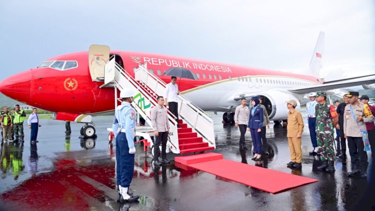 Presiden Jokowi Tiba di Labuan Bajo, Sambut Hangat dari Pejabat TNI-Polri
