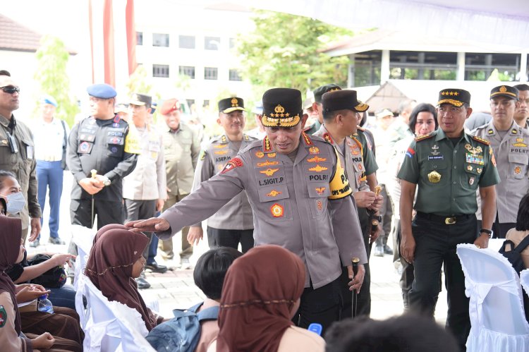 Kapolri dan Panglima TNI Tinjau Bakti Kesehatan serta Salurkan Bansos di Ambon