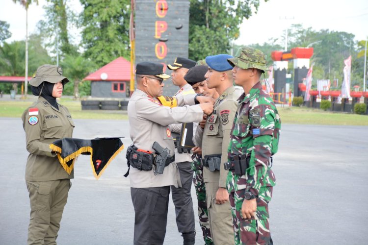 Kapolri Beri Penghargaan Pin Emas Kepada Prajurit TNI dan Anggota Polri yang tergabung dalam Satgas Operasi Damai Cartenz 2023