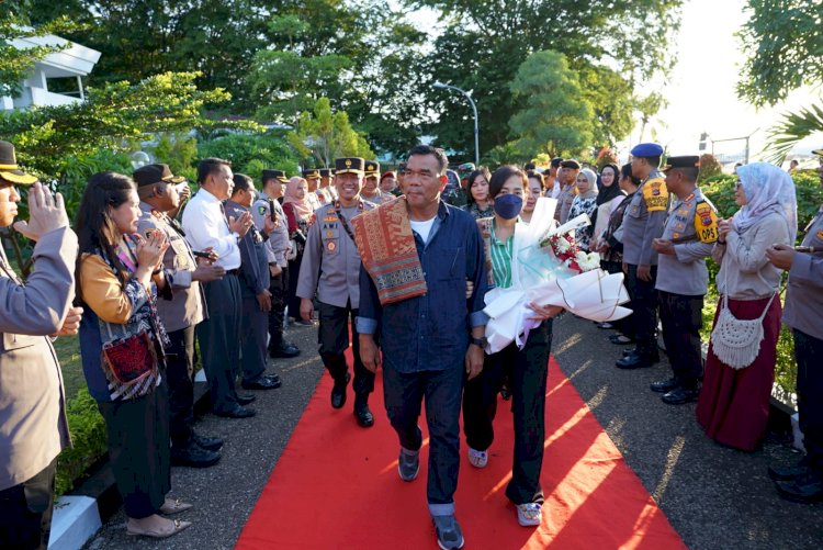 Kapolda NTT Irjen Pol. Daniel Tahi Monang Silitonga, S.H., M.A., dan Istri Tiba di Kupang Dengan Sambutan Hangat