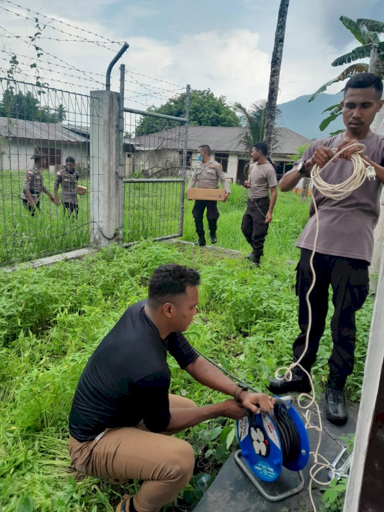 Personel Bid TIK Polda NTT Aktif Terlibat dalam Pengecekan dan Pemasangan Radio Link Back-to-Back di Polres Flores Timur