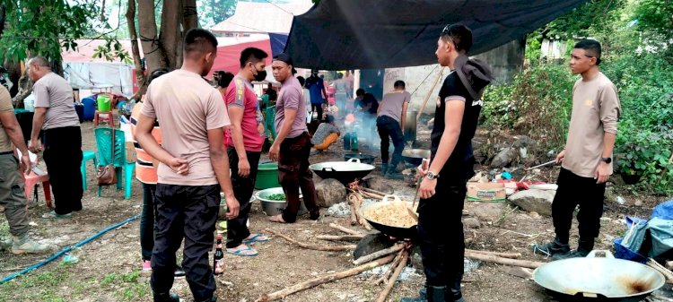 TNI - Polri Bersatu di Dapur Umum Pengungsian, Mewujudkan Kemanusiaan di Tengah Dampak Erupsi Gunung Lewotobi