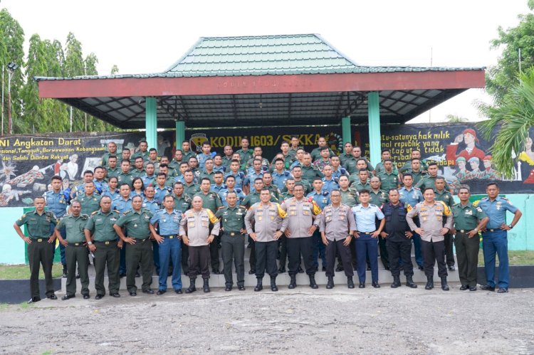 Kapolda NTT Irjen Pol. Daniel Tahi Monang Silitonga Sambangi Personel TNI di Kabupaten Sikka