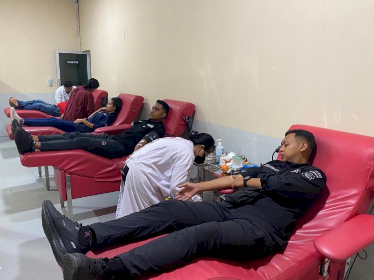 Anggota Bidhumas dan Ditsamapta Polda NTT Berbagi Kebaikan dalam Donor Darah HUT PWI ke-78