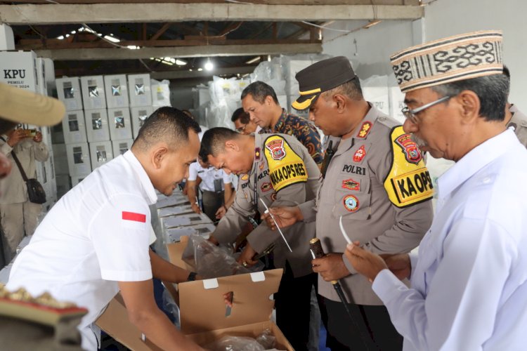 Polres Sarai Amankan Pendistribusian Kotak Suara ke Kecamatan Raijua Menjelang Pemilu 2024