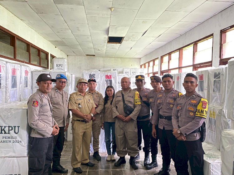 Personel OMB Turangga Polda NTT Kawal Ketat Pendistribusian Logistik Pemilu Kabupaten Manggarai ke Kecamatan Cibal