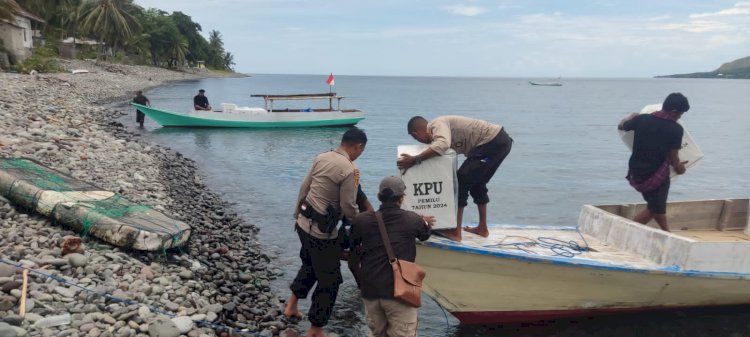 Keberanian di Laut: Personel Polda NTT Distribusikan Logistik Pemilu di Kecamatan Satar Mese Barat