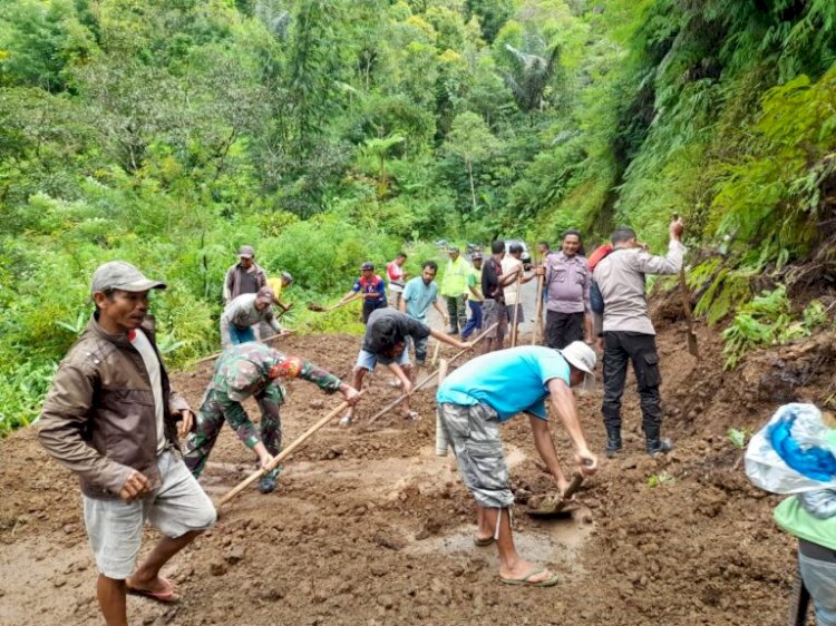 Aksi Gotong Royong Personel TNI-Polri dan Warga Bersihkan Material Longsor di Desa Kolang