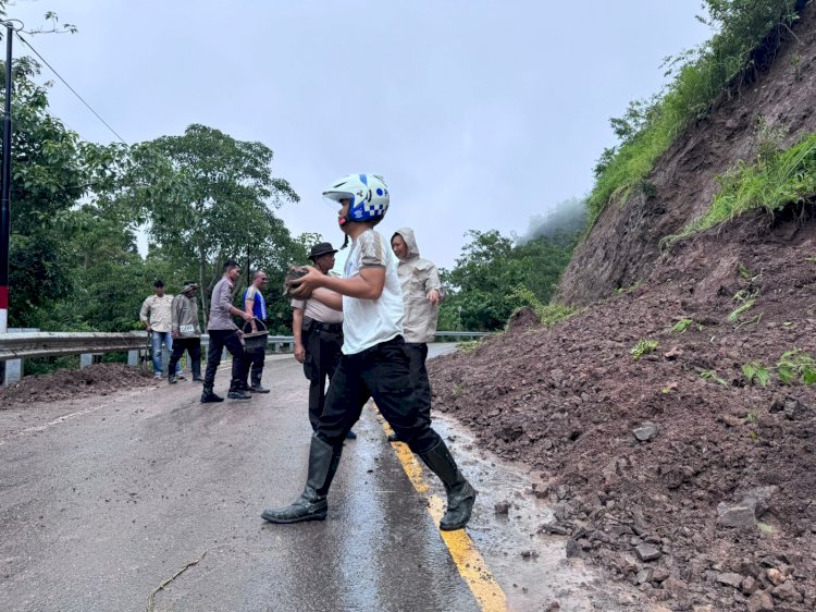 Curah Hujan Tinggi Picu Longsor di Wilayah NTT: Dirlantas Koordinasi Bersihkan Jalan