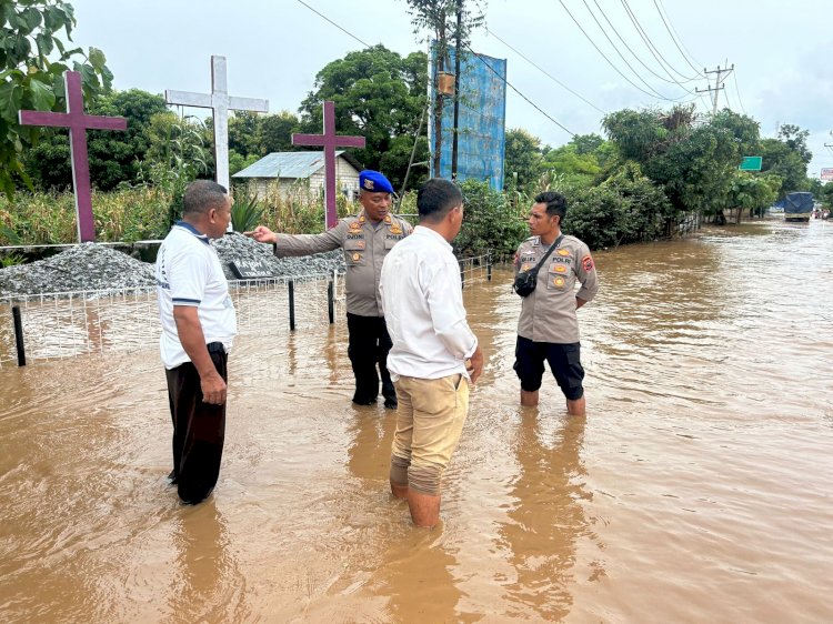 Bantuan SAR Ditpolairud Polda NTT di Desa Bolok, Kupang Barat