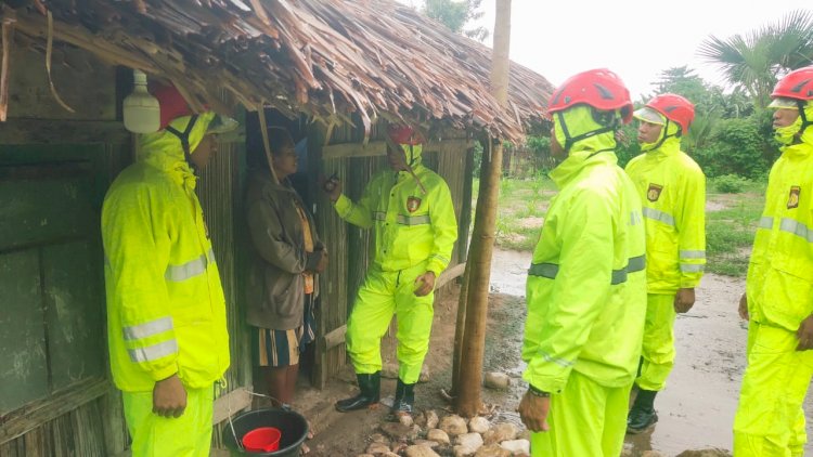 Bersama Masyarakat: Personel Ditsamapta Polda NTT Bantu Penanggulangan Banjir Amanuban Selatan