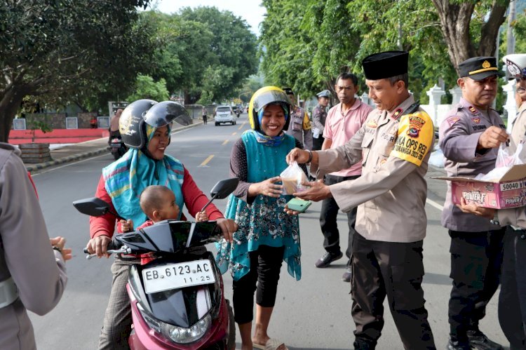 Polres Ende Bagikan Takjil Gratis di Jalan Soekarno Menjelang Ramadhan