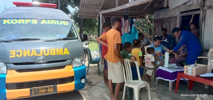 Personel Ditpolairud Polda NTT Berikan Bantuan Kesehatan dan Obat-obatan kepada Masyarakat Pesisir di Dusun Salopu