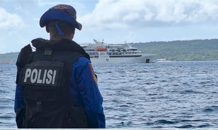 Anggota Polairud Polda NTT Amankan Kunjungan Kapal MV Coral Geographer di Pantai Tablolong