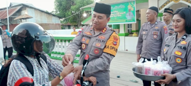 Polres  Menyambut Berkah Ramadhan, Bersama Bhayangkari Kapolres dan Anggota Bagikan Takjil Gratis Kepada Pengendara