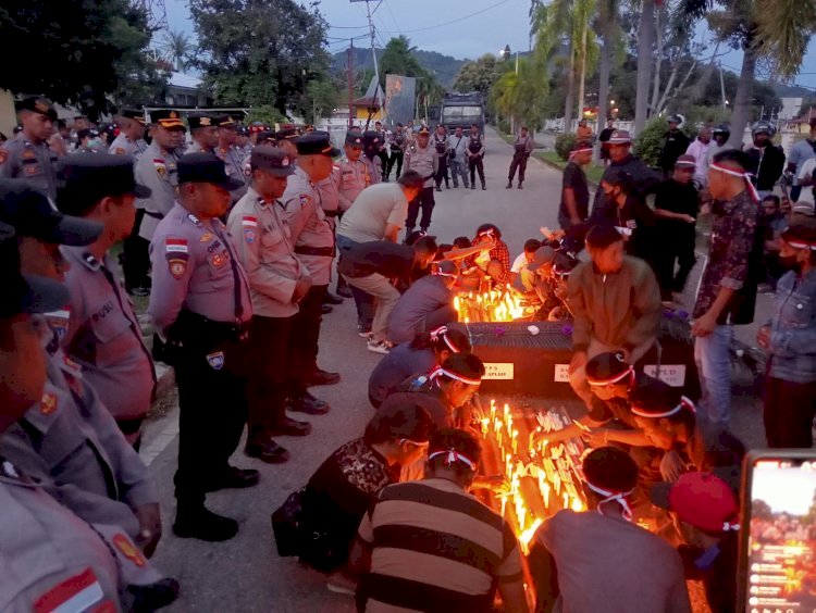 Headlines  Amankan Aksi Damai 1000 Lilin, Kapolres TTU : Tegas Menegakkan Aturan, Namun Tetap Humanis