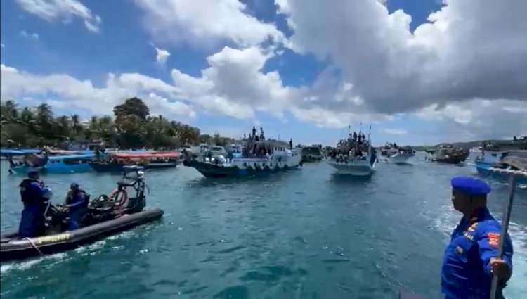 Personel Ditpolairud Polda NTT Bersama KRI ESCOLAR 871 Amankan Prosesi Laut Patung Tuan Meninu