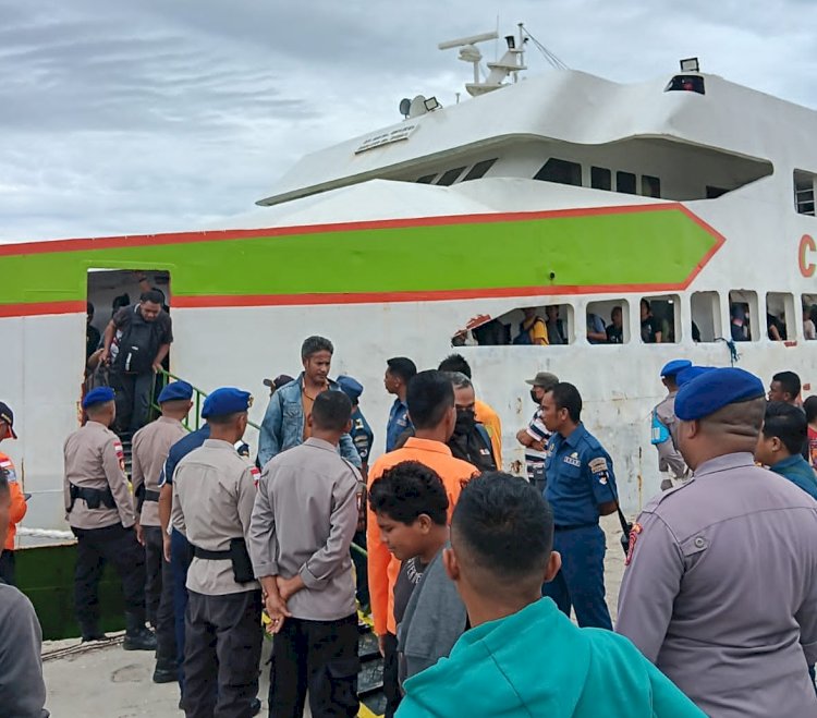 Anggota Polda NTT di Posko Terpadu Pelabuhan Tenau Kupang Memperkuat Pengamanan Arus Mudik