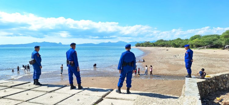 Personel Ditpolairud Polda NTT Jaga Keamanan di Pantai Lasiana Selama Libur Panjang