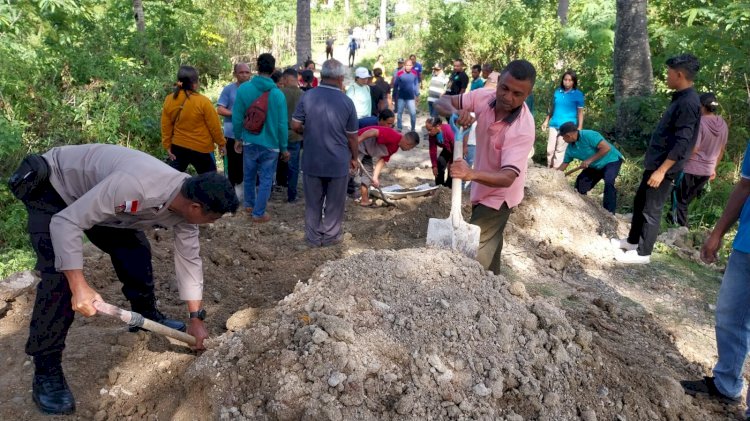 Dekatkan Diri Dengan Masyarakat, Polsek Miomaffo Timur Terlibat dalam Pencanangan Bulan Bhakti Gotong Royong