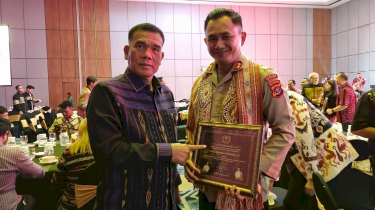 Kadin NTT Beri Penghargaan kepada AKBP Agustinus Chirstmas Sebagai Jenderal Kopi