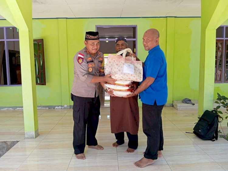 Aksi Sosial Kapolres Rote Ndao Berbagi Rezeki kepada Pengurus Masjid Al-Falah