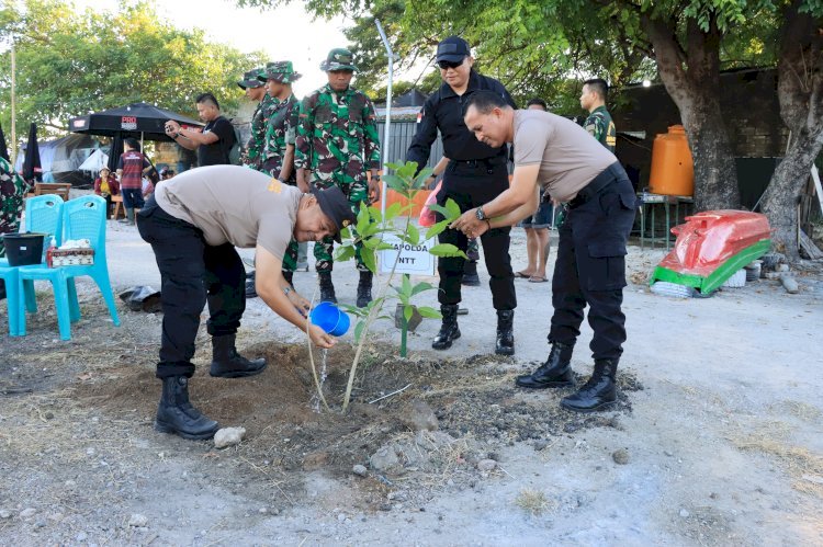 Personel TNI-Polri Gelar Kerja Bakti di Pantai Pasir Panjang untuk Peringati Hari Lingkungan Hidup Sedunia