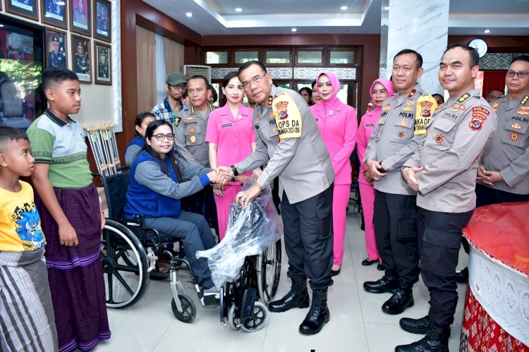 Kapolda NTT Berikan Bantuan Alat Bantu Kesehatan dan Sembako kepada Penyandang Disabilitas dan Anak Stunting