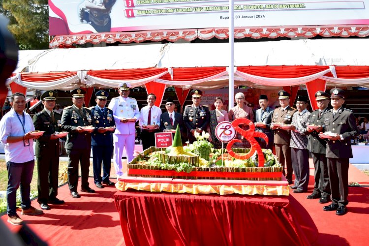 Polda NTT Rayakan Syukuran Hari Bhayangkara ke-78 dengan Pemotongan Tumpeng dan Penyerahan Penghargaan