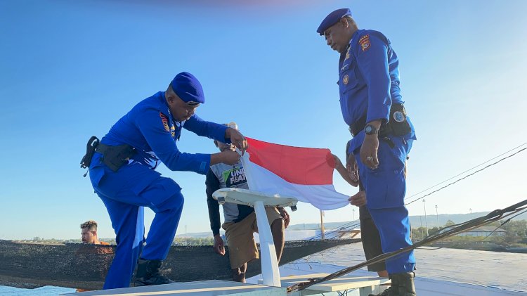 Polairud Sumba Timur Bagikan Bendera Merah Putih kepada Nelayan dan Pedagang di Waingapu