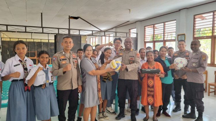 Binluh Kamtibmas di SMK Wira Karya Kupang, Ditbinmas Polda NTT Serahkan Sarana Kontak